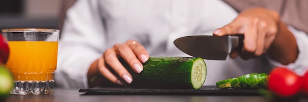 Lektor ukazuje techniku krájania